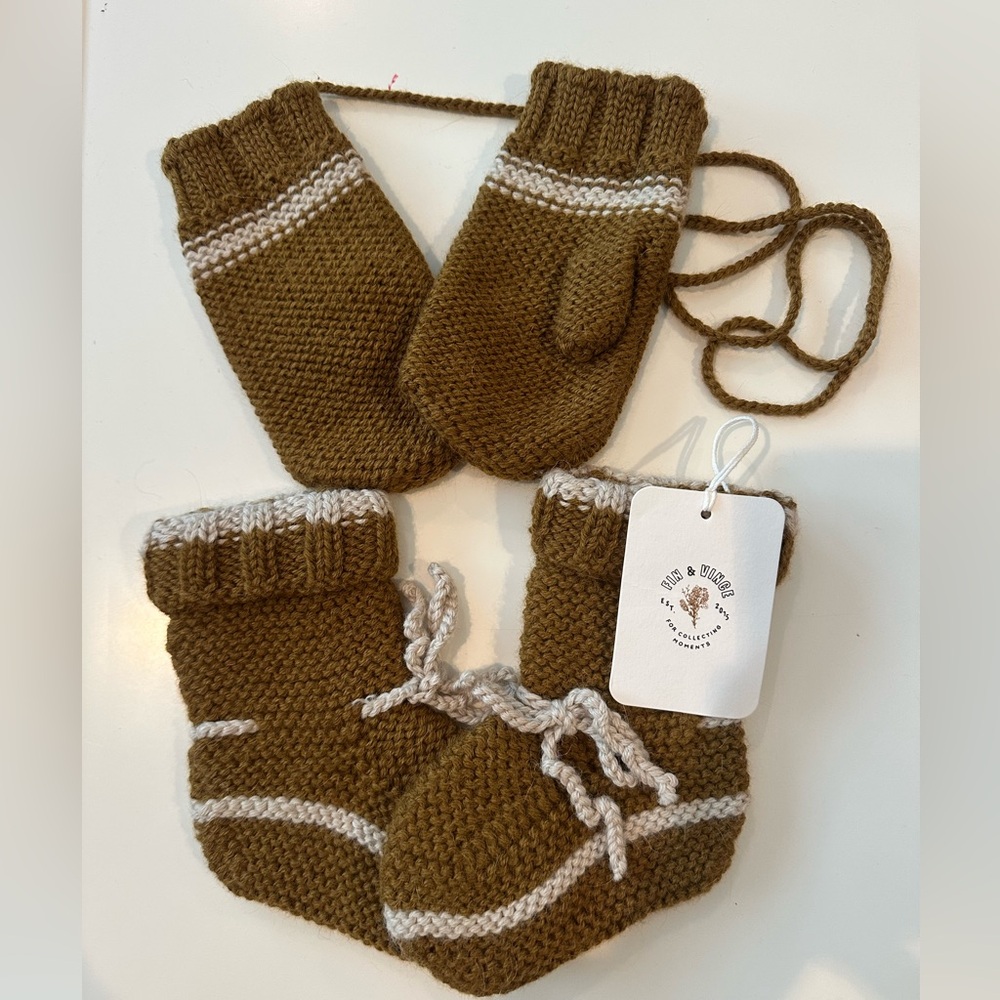 Fin & Vince bootie and mittens set